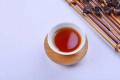 来一杯养胃黑茶！